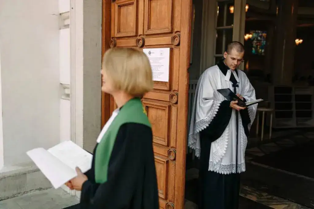 Zdjęcie W jakim kościele jest pastor i jakie mają różnice w Polsce?