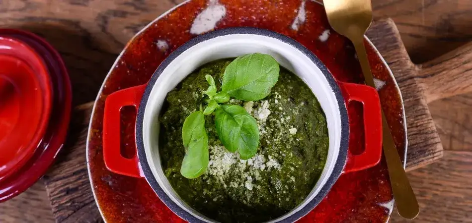 Zdjęcie Jak zrobić pesto bazyliowe - prosta receptura, która zachwyci smakiem