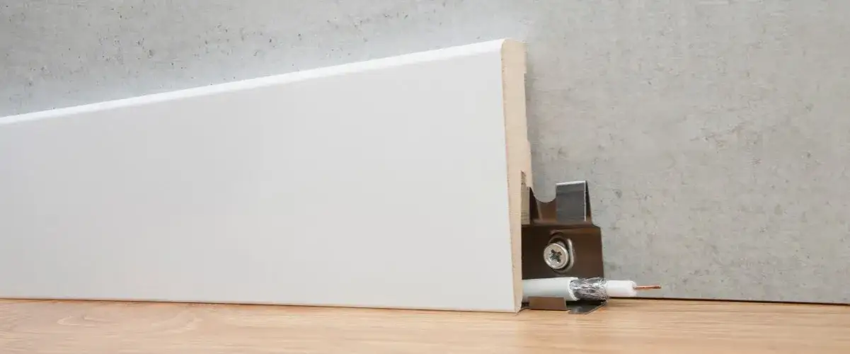 Zdjęcie Jak łączyć listwy przypodłogowe, aby uniknąć błędów montażowych