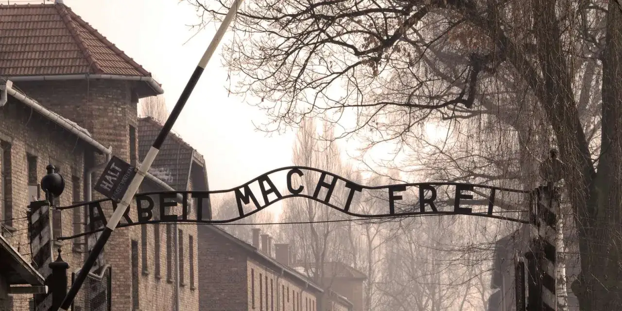 Zdjęcie Brama Auschwitz gdzie jest - odkryj miejsce z napisem Arbeit Macht Frei