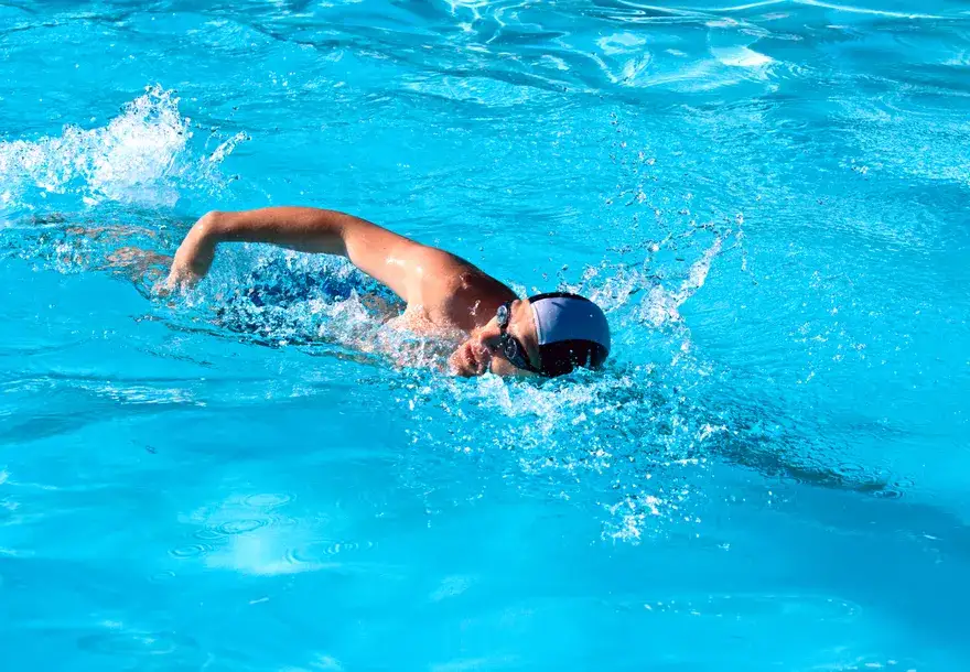 Zdjęcie Jaki styl pływania na kręgosłup pomoże uniknąć bólu pleców?