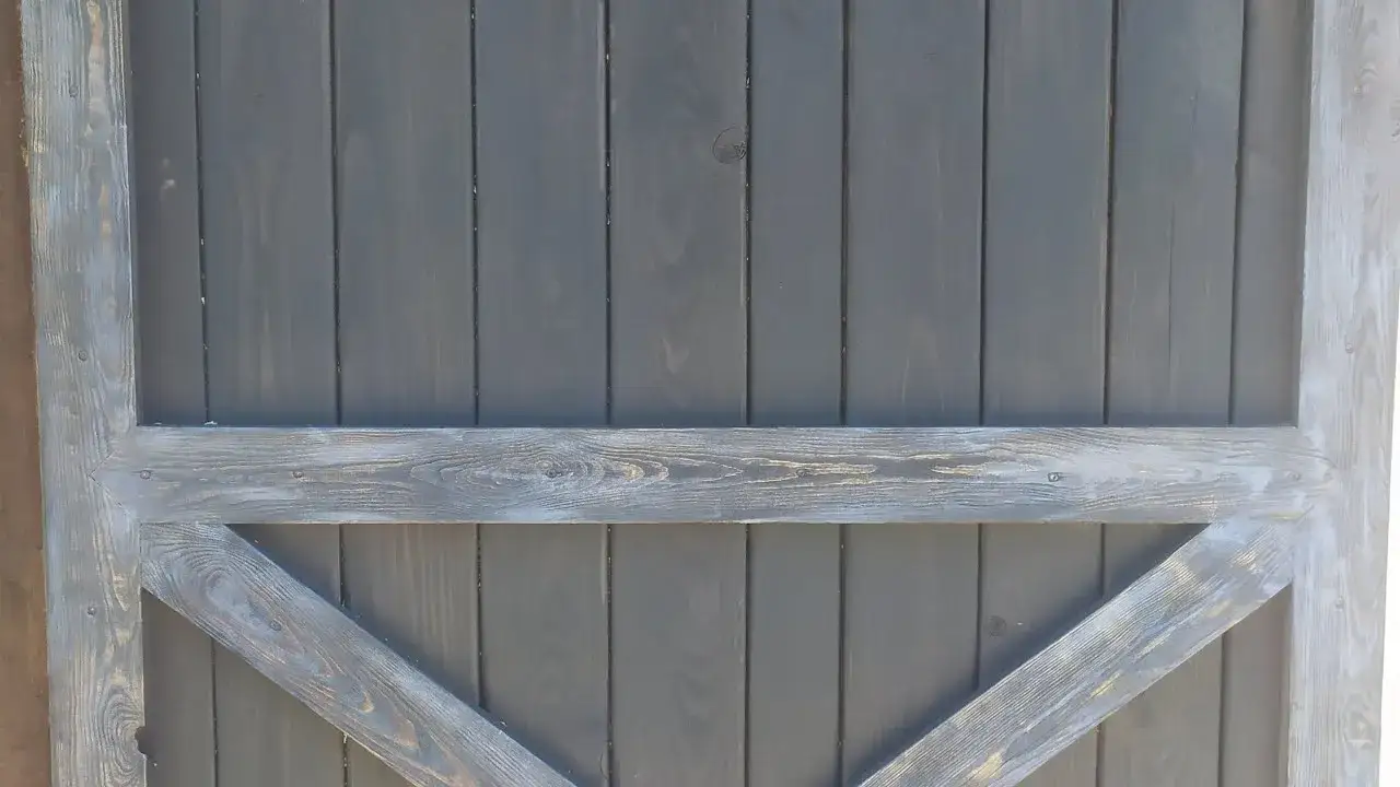 Zdjęcie Jak zrobić drzwi do garażu z desek - proste kroki i porady, aby uniknąć błędów