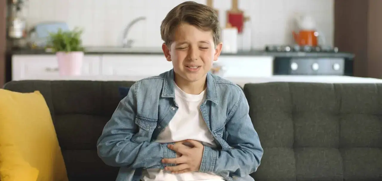 Zdjęcie Skuteczne sposoby na ból brzucha u dziecka - co podać, aby pomóc