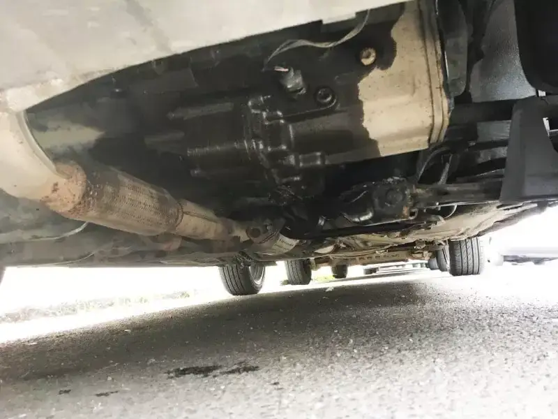 Zdjęcie Objawy wycieku oleju ze skrzyni biegów, które mogą zagrażać Twojemu pojazdowi