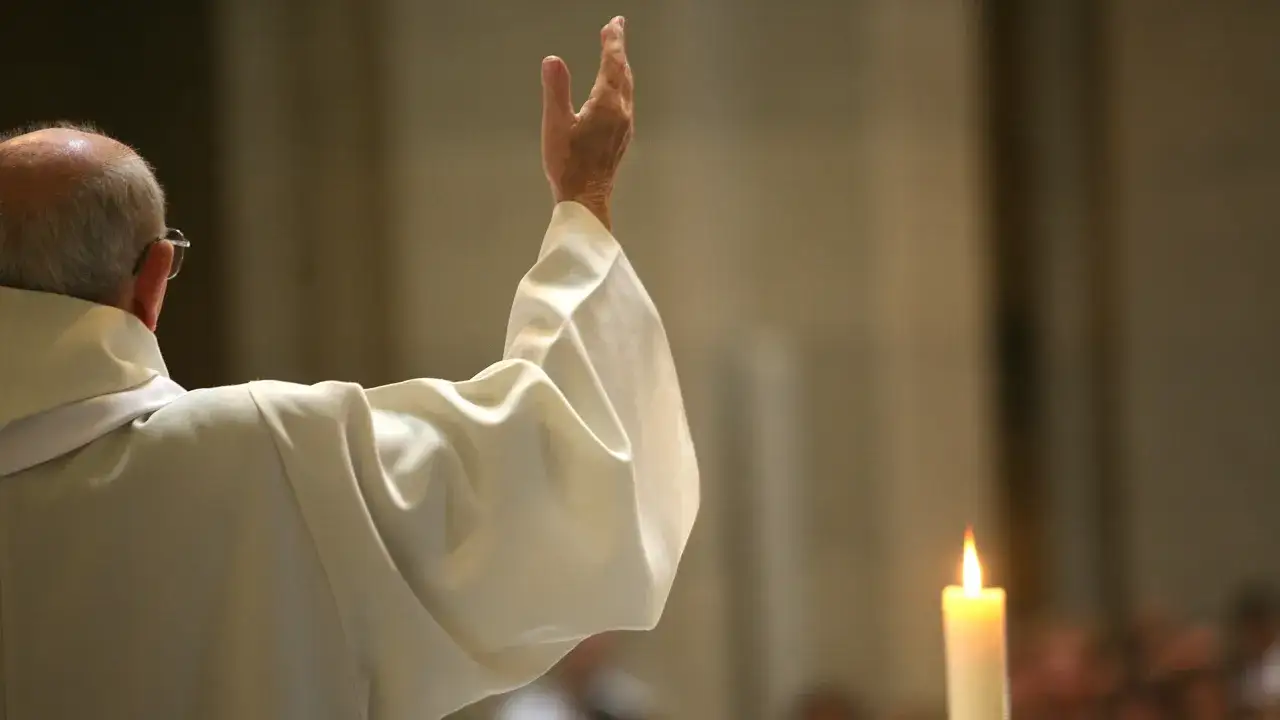 Zdjęcie Czy udział w wigilii paschalnej zwalnia z niedzielnej mszy? Sprawdź!