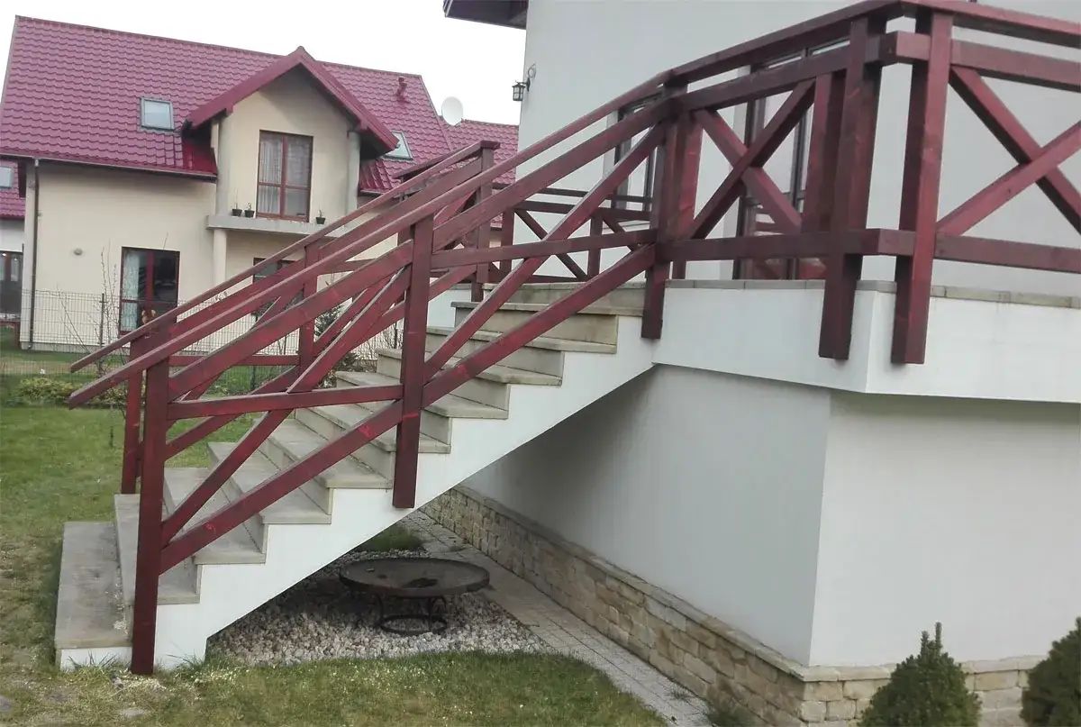 Zdjęcie Balustrady zewnętrzne na schody: materiały, style i montaż