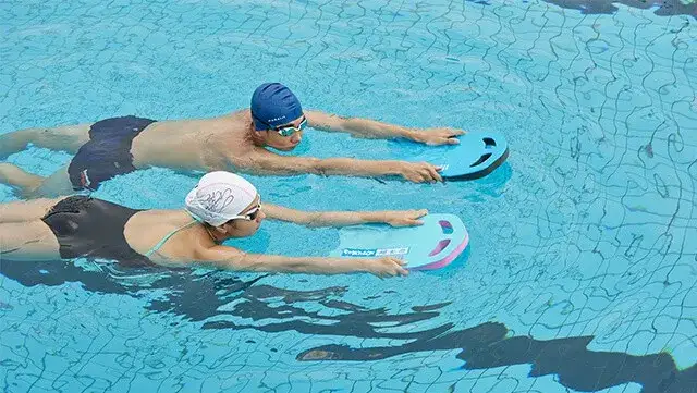 Zdjęcie Ile trwa nauka pływania dla dorosłych? Zaskakujące fakty i porady