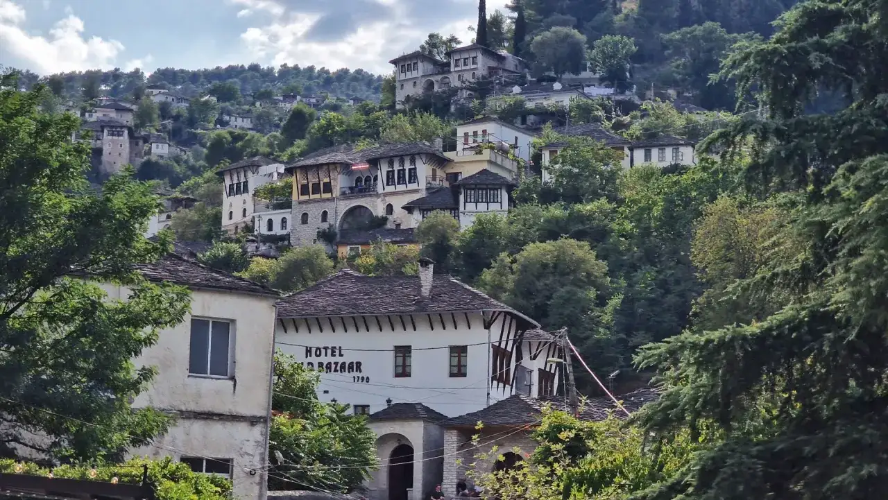 Zdjęcie Zamek w Gjirokastrze: historia, atrakcje i godziny zwiedzania