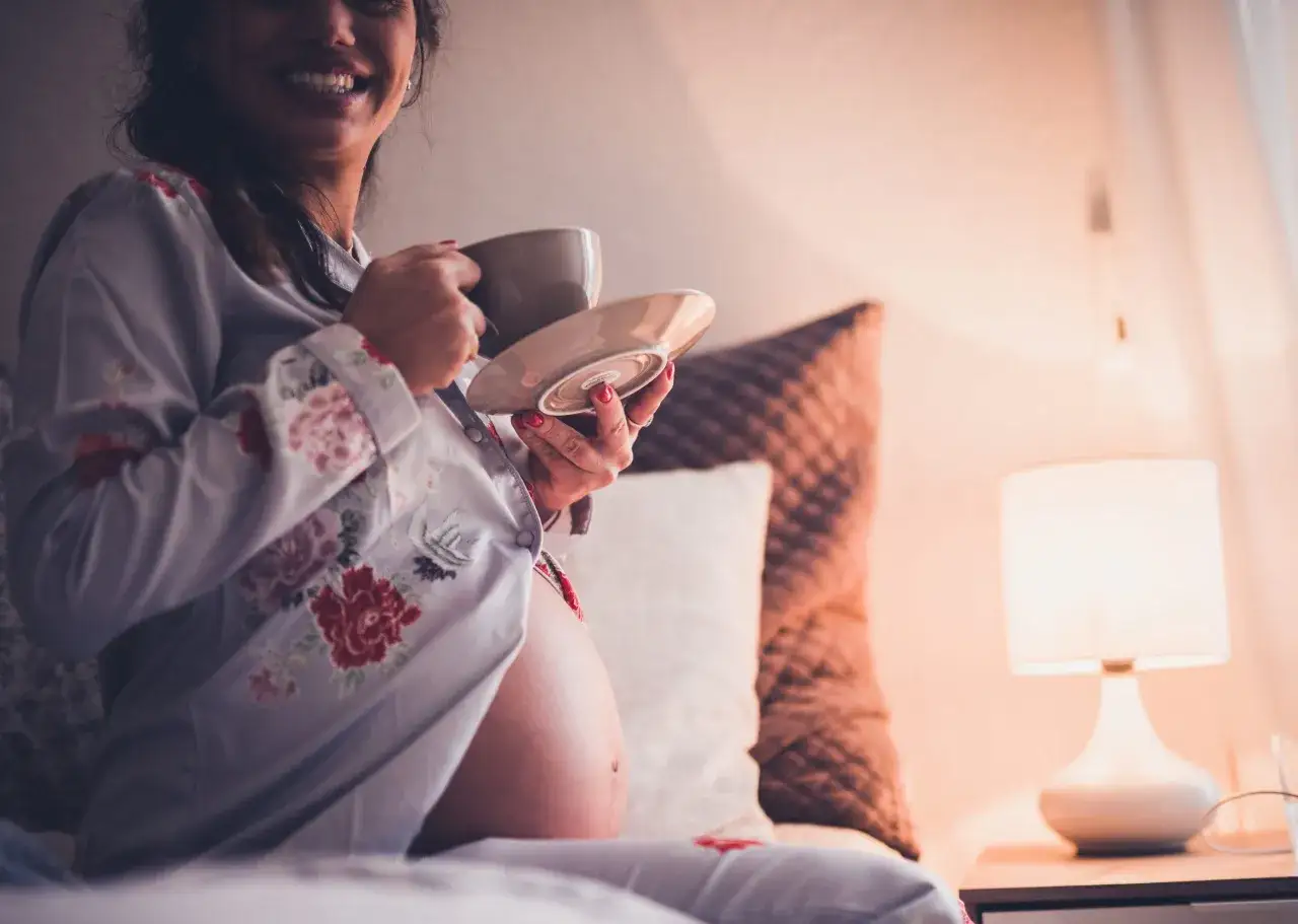 Zdjęcie Czy w ciąży można pić kawę rozpuszczalną z mlekiem? Bezpieczeństwo i zalecenia