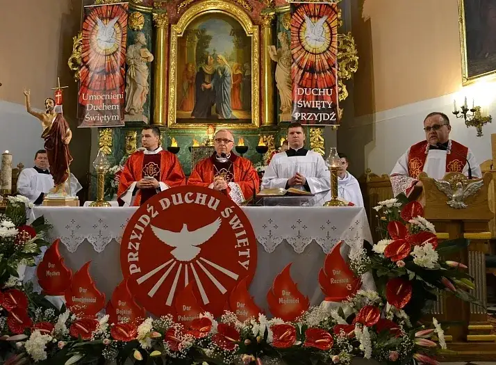 Zdjęcie Jak biskup udziela bierzmowania - przebieg ceremonii i istotne elementy