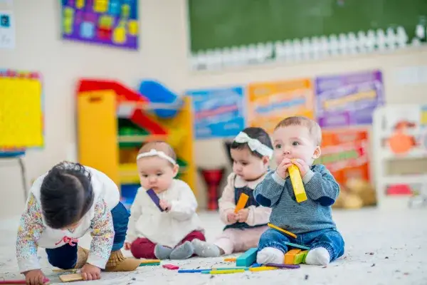 Zdjęcie Ile opiekunek na dzieci w przedszkolu? Kluczowe przepisy i normy