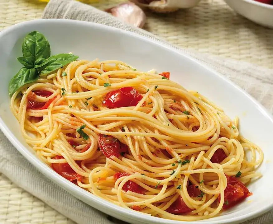 Zdjęcie Proste spaghetti aglio olio z pomidorami – smak, który zachwyca