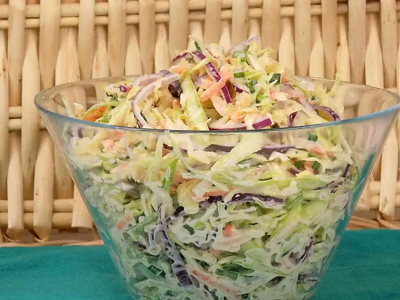 Zdjęcie Jak zrobić sałatkę z białej kapusty - prosty przepis na zdrową surówkę