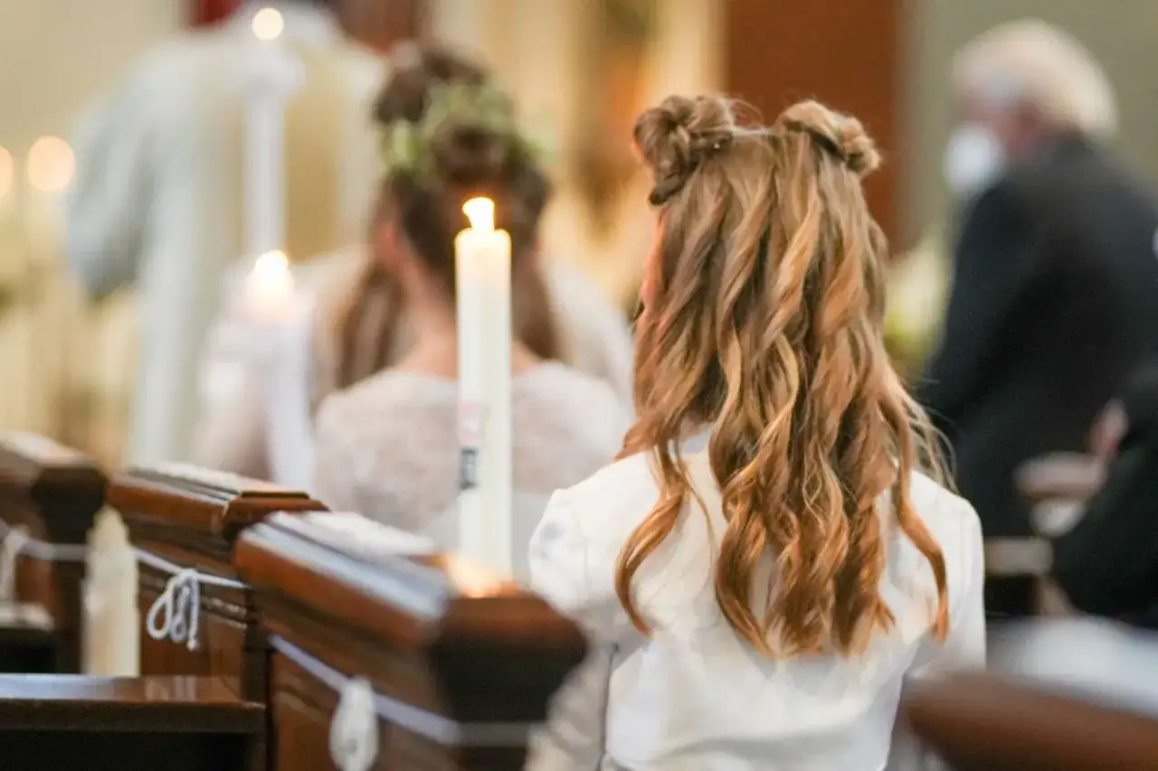 Zdjęcie Czy na rocznicę komunii robi się przyjęcie? Poznaj różne tradycje