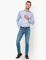 Zdjęcie Jasne jeansy stylizacje męskie: Modowe hity, które odmienią twój styl