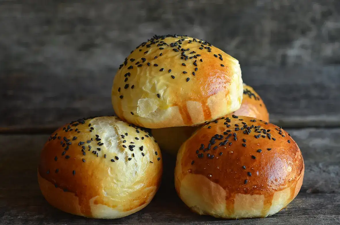 Zdjęcie Bułki do hamburgerów: pysznie czy przepysznie? Odkryj różnice i przepisy