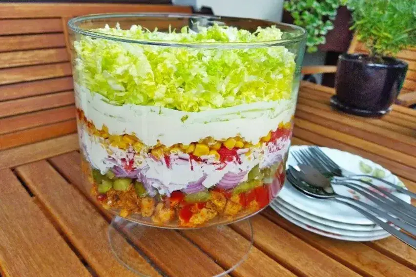Zdjęcie Sałatka która zaskoczy gości - 5 wyjątkowych przepisów na imprezę