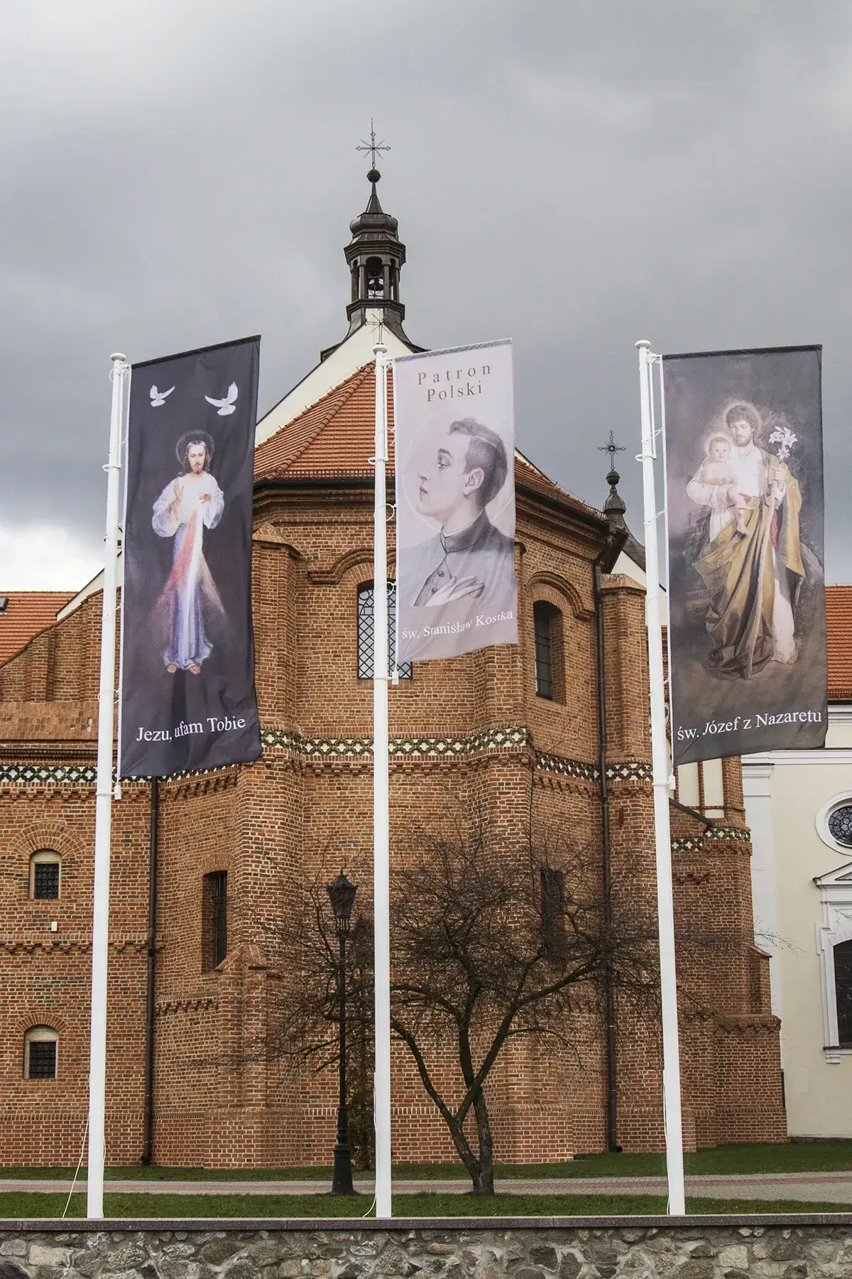 Zdjęcie Co oznacza biało-niebieska flaga w kościele? Odkryj jej tajemnice