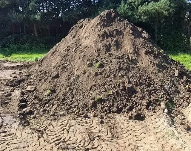 Zdjęcie Ile waży kubik ziemi? Poznaj wagę różnych rodzajów gruntu