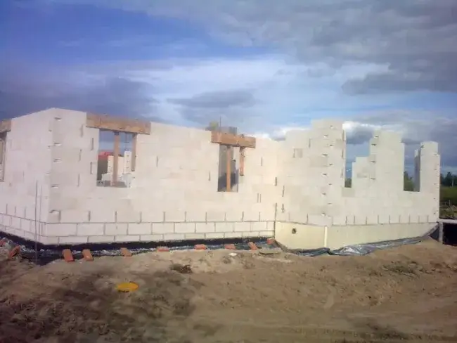 Zdjęcie Murowanie na klej czy zaprawę – która metoda zapewnia lepszą trwałość?