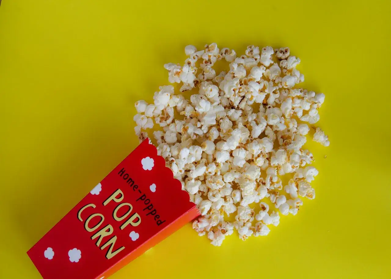 Zdjęcie Czy w ciąży można jeść popcorn? Bezpieczne przekąski w ciąży