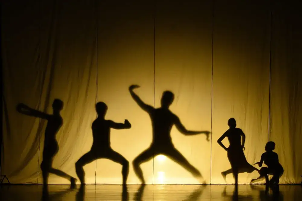 Zdjęcie Na czym polega teatr cieni? Poznaj jego tajemnice i techniki