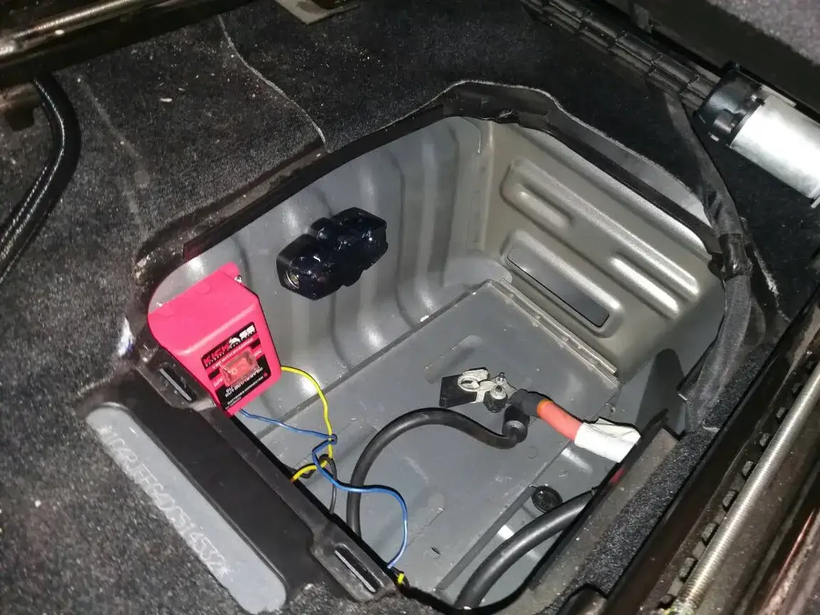 Zdjęcie Gdzie dokładnie jest akumulator w jeep grand cherokee – proste wskazówki