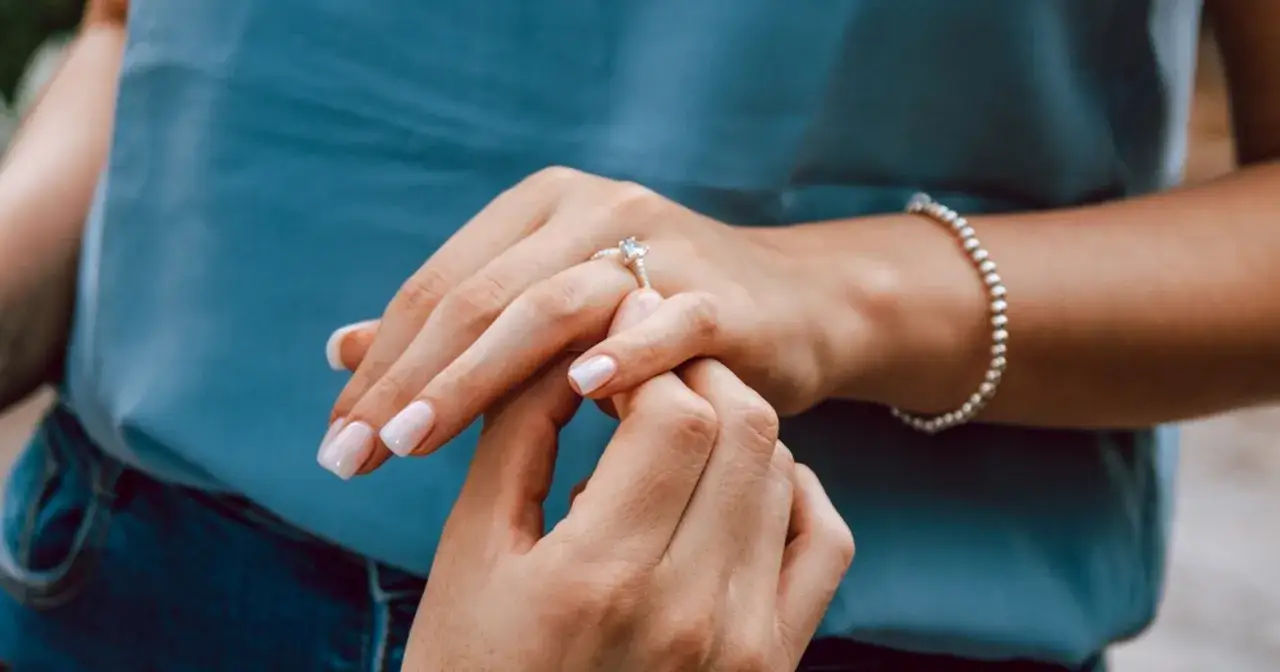 Zdjęcie Na którym palcu pierścionek zaręczynowy w dniu ślubu? Oto prawda
