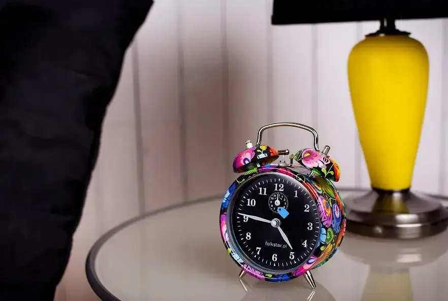 Zdjęcie Jaki budzik do sypialni wybrać, aby poprawić jakość snu?