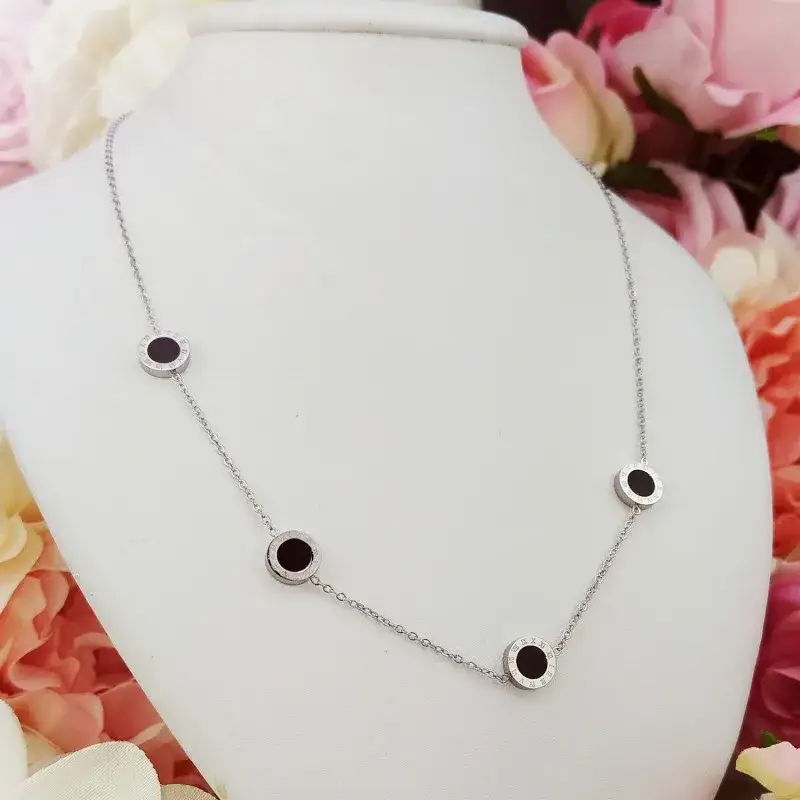 Zdjęcie Jak wybrać idealny naszyjnik do dekoltu, aby wyglądać olśniewająco