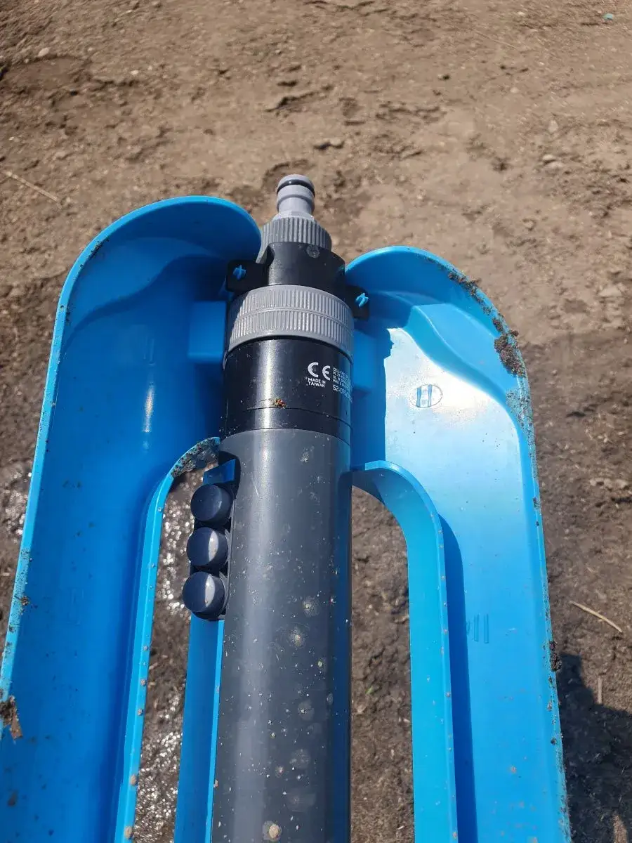 Zdjęcie Jak naprawić zraszacz wahadłowy: proste sposoby na skuteczną naprawę