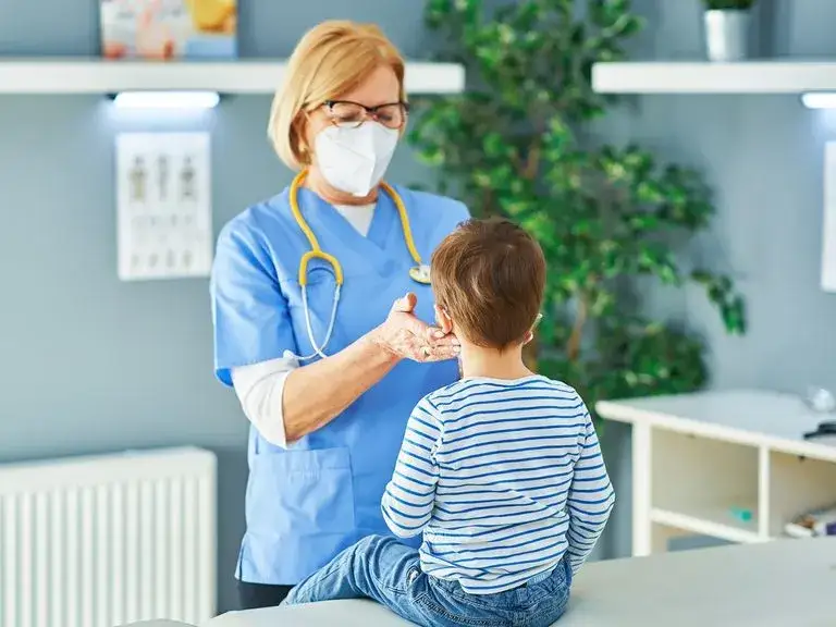 Zdjęcie Czy dziecko z anginą może wyjść na dwór? Sprawdź, co musisz wiedzieć