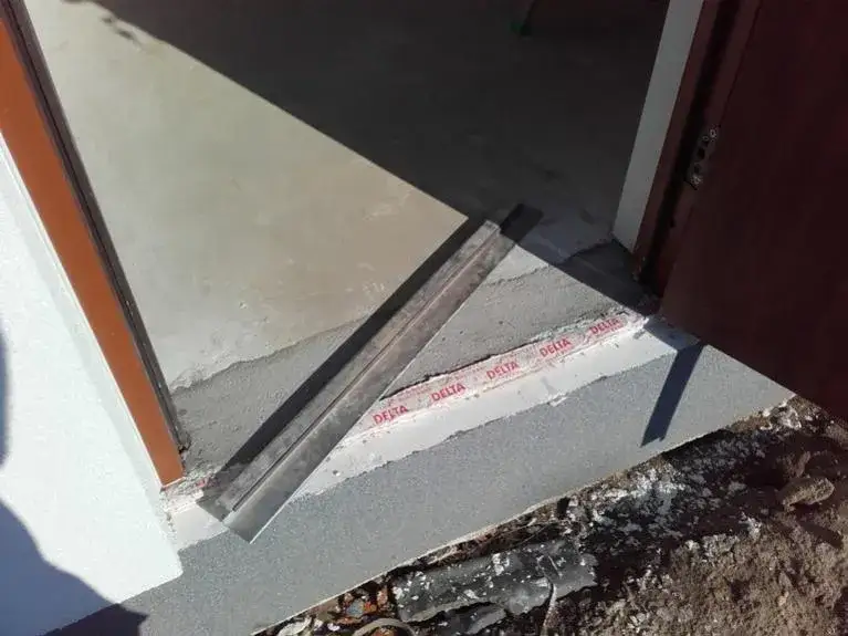 Zdjęcie Jak zamontować próg w drzwiach wejściowych - uniknij błędów i oszczędzaj ciepło