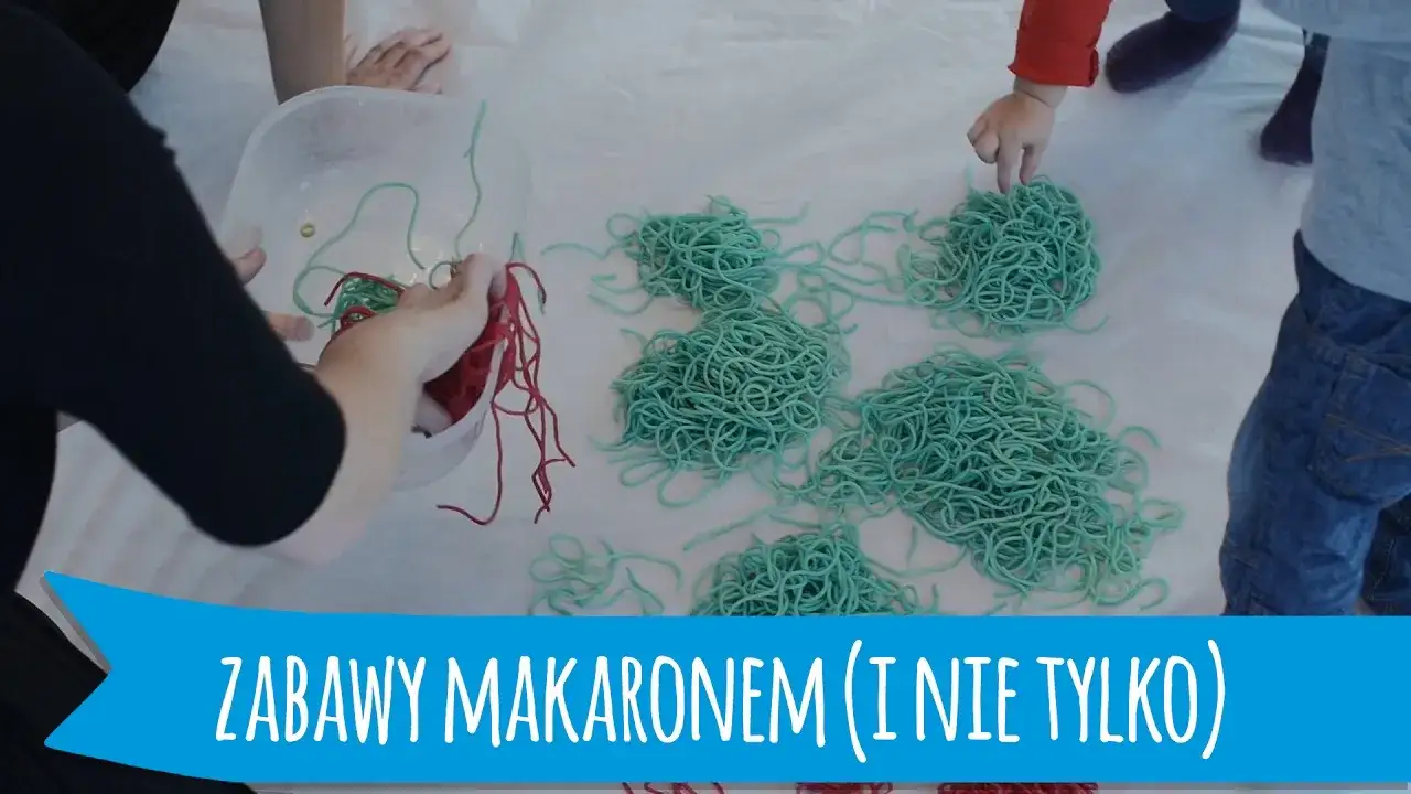 Zdjęcie Zajęcia sensoryczne z makaronem, które rozweselą każde dziecko