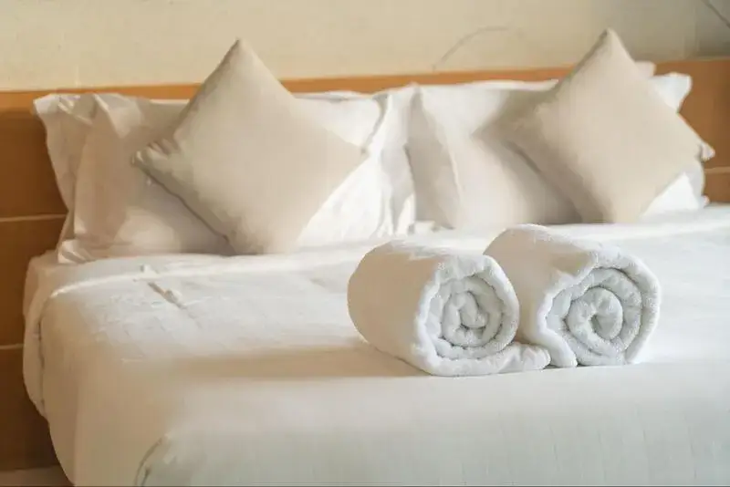 Zdjęcie Jak pościelić łóżko w hotelu, aby wyglądało jak w luksusowym obiekcie