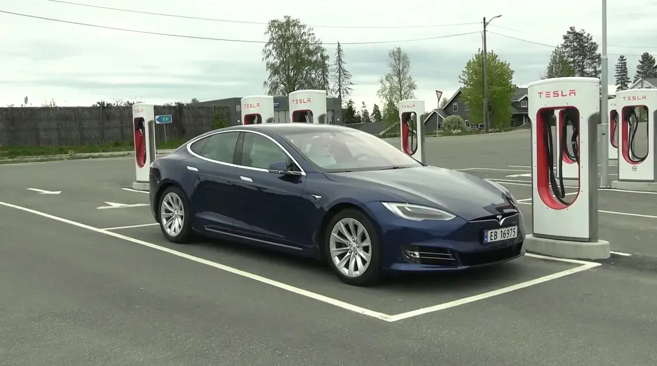 Zdjęcie Ile kilometrów przejedzie tesla? Zasięg różnych modeli w praktyce
