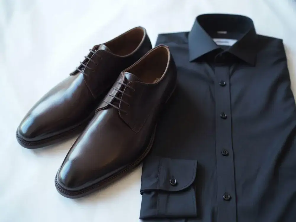 Zdjęcie Jakie buty do czarnej koszuli - idealne wybory na każdą okazję