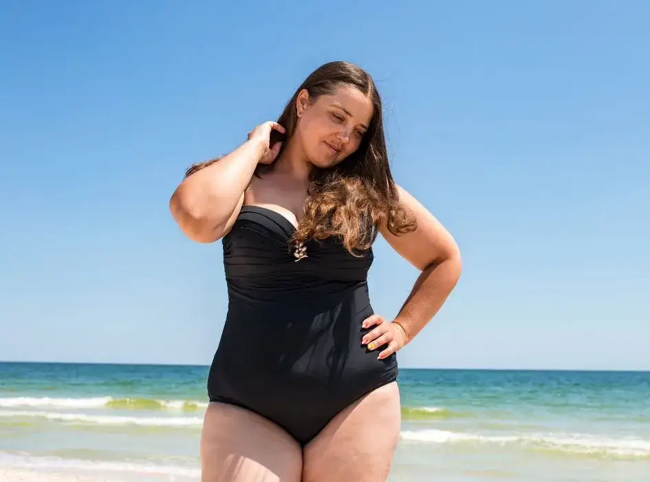Zdjęcie Strój kąpielowy dla małego biustu i dużego brzucha: 7 porad