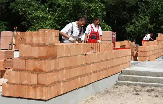 Zdjęcie Jakie zaprawy wybrać do Porotherm 25? Kluczowe informacje dla budujących