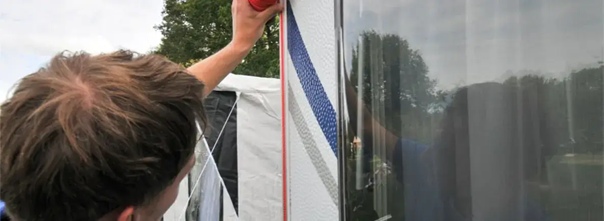 Zdjęcie Jak zamontować przedsionek do przyczepy kempingowej bez problemów