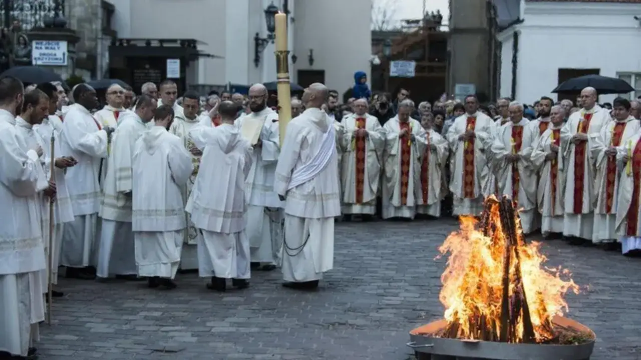 Zdjęcie Czy msza w wielką sobotę zastępuje niedzielną? Sprawdź obowiązki religijne
