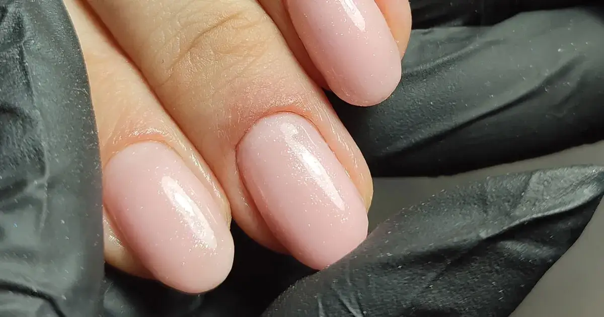 Zdjęcie Jak pomalować paznokcie hybrydą krok po kroku bez błędów i z trwałym efektem