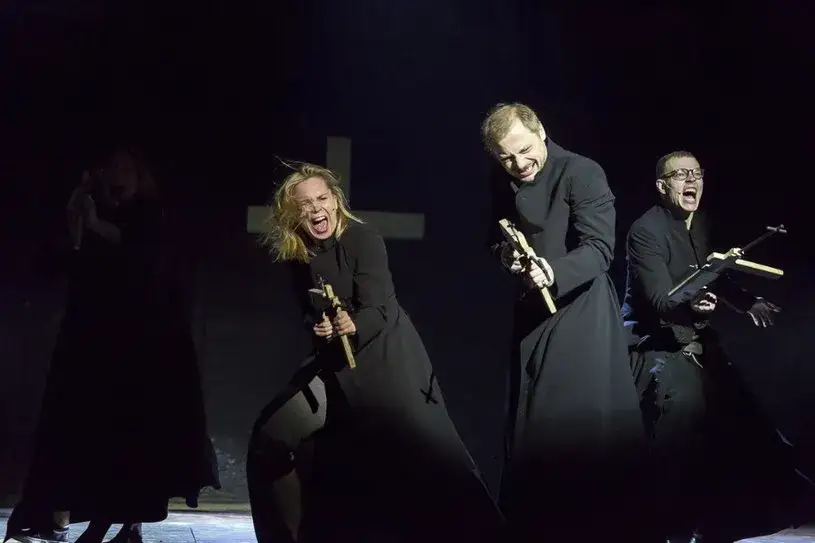 Zdjęcie Spektakl Klątwa - kontrowersyjna analiza religijności i przemocy w teatrze