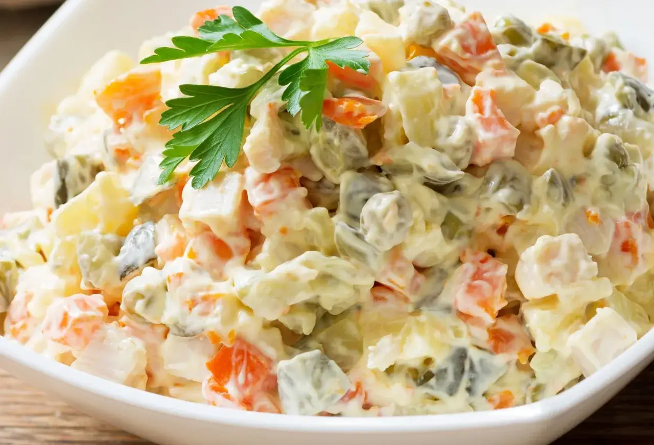 Zdjęcie Czy można zamrozić sałatkę jarzynową? Oto, co musisz wiedzieć