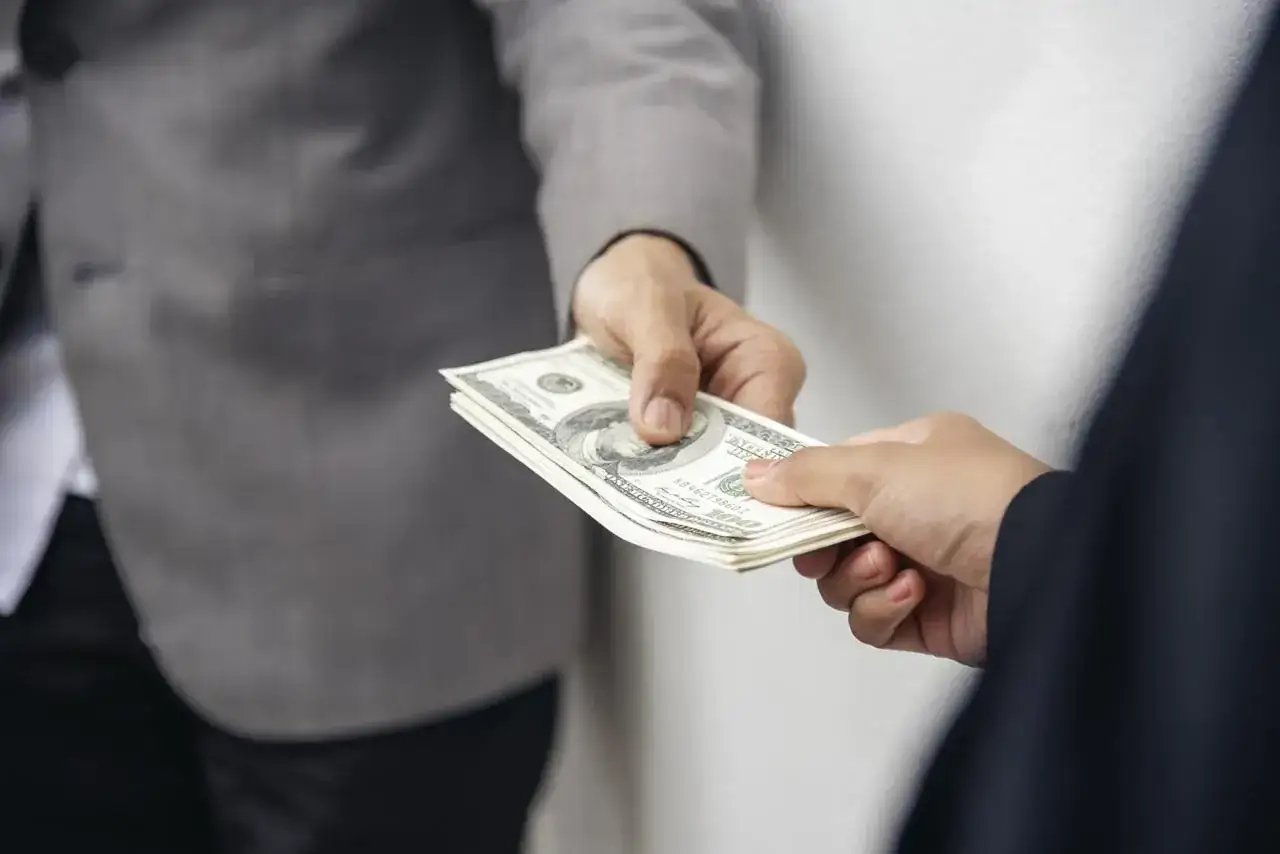 Zdjęcie Czy pożyczka może być w gotówce? Sprawdź, kiedy to możliwe i jakie są wady