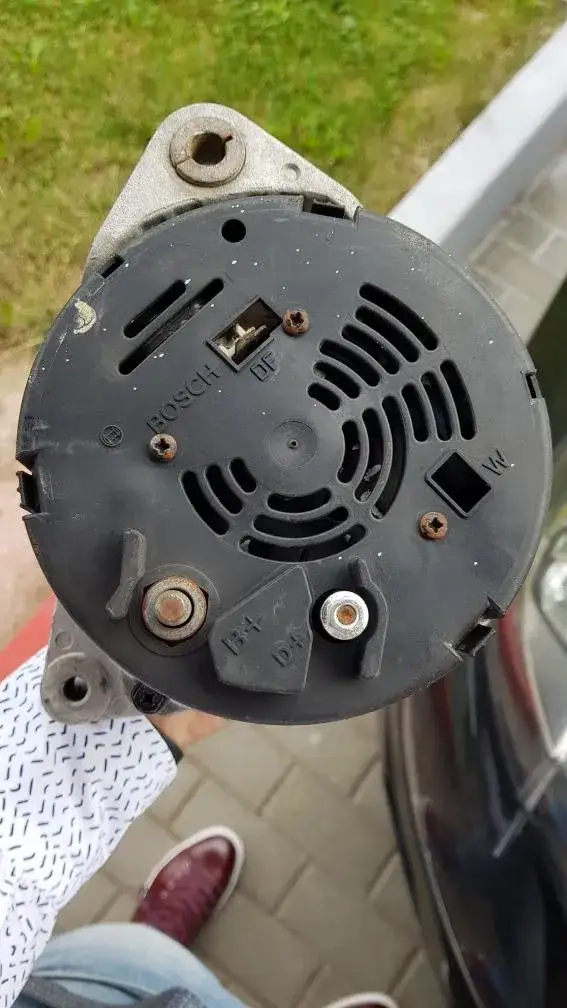 Zdjęcie Jak wymontować alternator Audi A4 B5 - uniknij problemów z demontażem