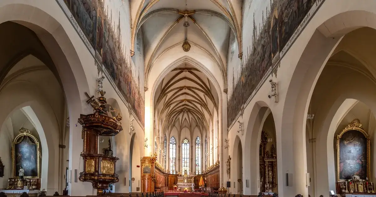 Zdjęcie Ile osób chodzi do kościoła? Zaskakujące statystyki uczestnictwa w Polsce