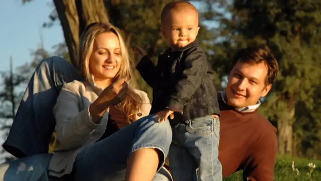 Zdjęcie Czy Damian Holecki ma żonę i dzieci? Odkryj jego życie rodzinne