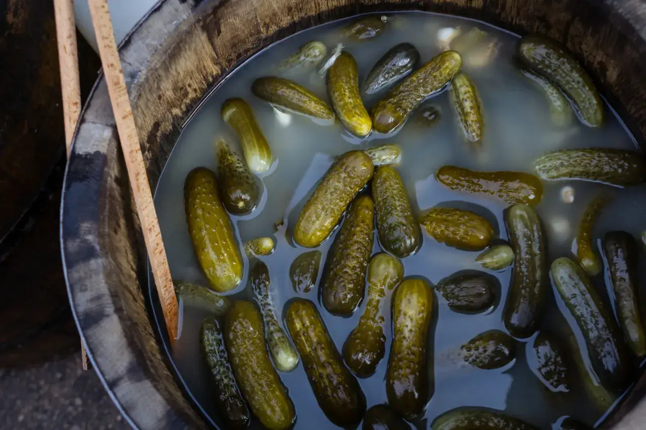 Zdjęcie Dlaczego ogórki kiszone są kwaśne? Odkryj sekrety fermentacji