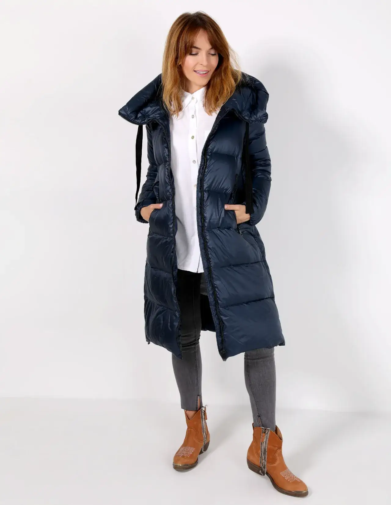 Zdjęcie Jak nosić granatową kurtkę? Stylizacje na każdą okazję i porady dla każdego typu sylwetki